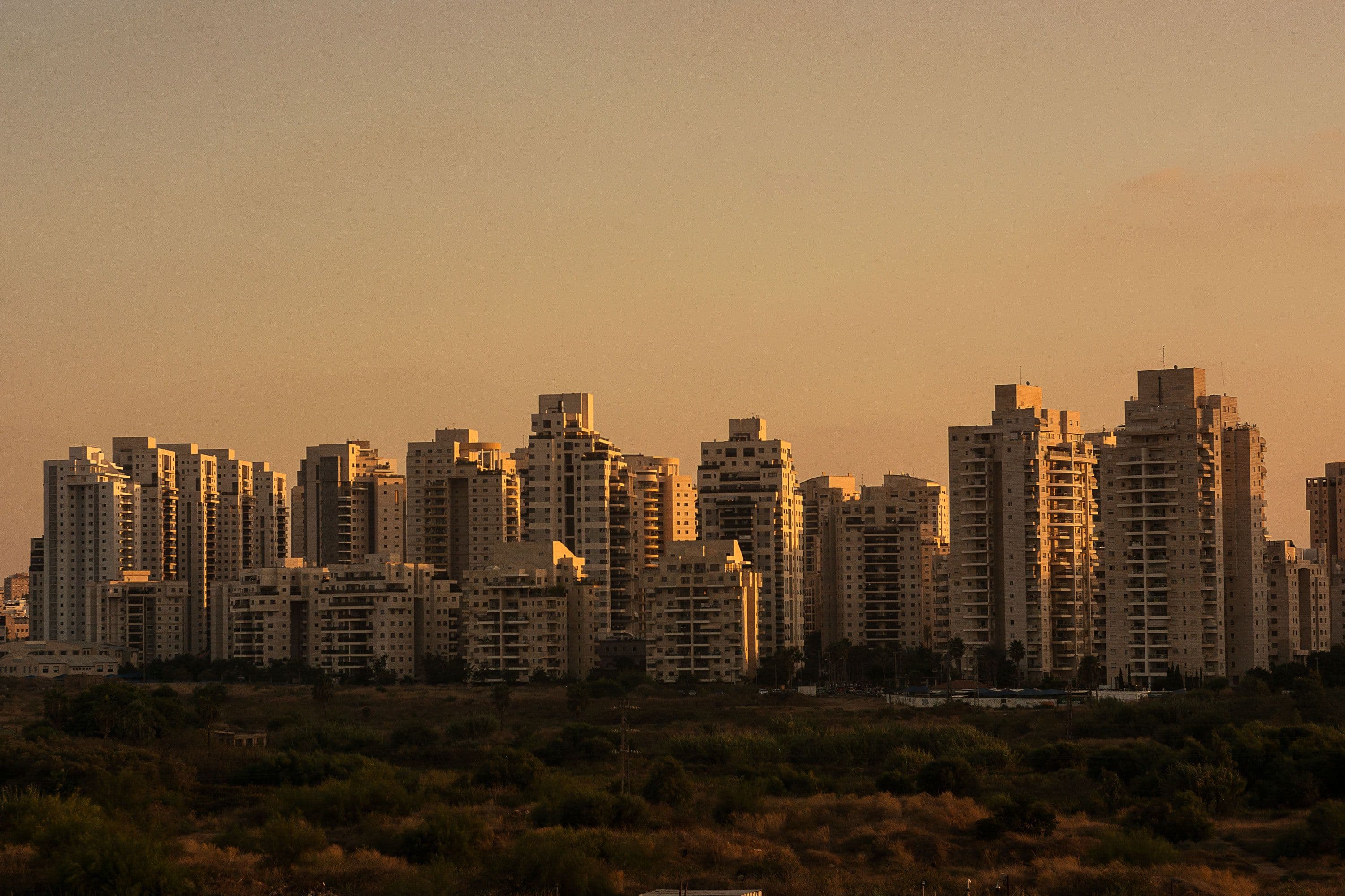 מבט מלמעלה על רובע מגורים בשעת בין ערביים